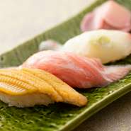 仕出し料理として始まった【下鴨福助】の「寿司」。その寿司を引き立たせるのは新鮮素材と三代目による包丁の切れ味へのこだわり。鋭い刃物による切断面の美しさを求め仕事を行います。