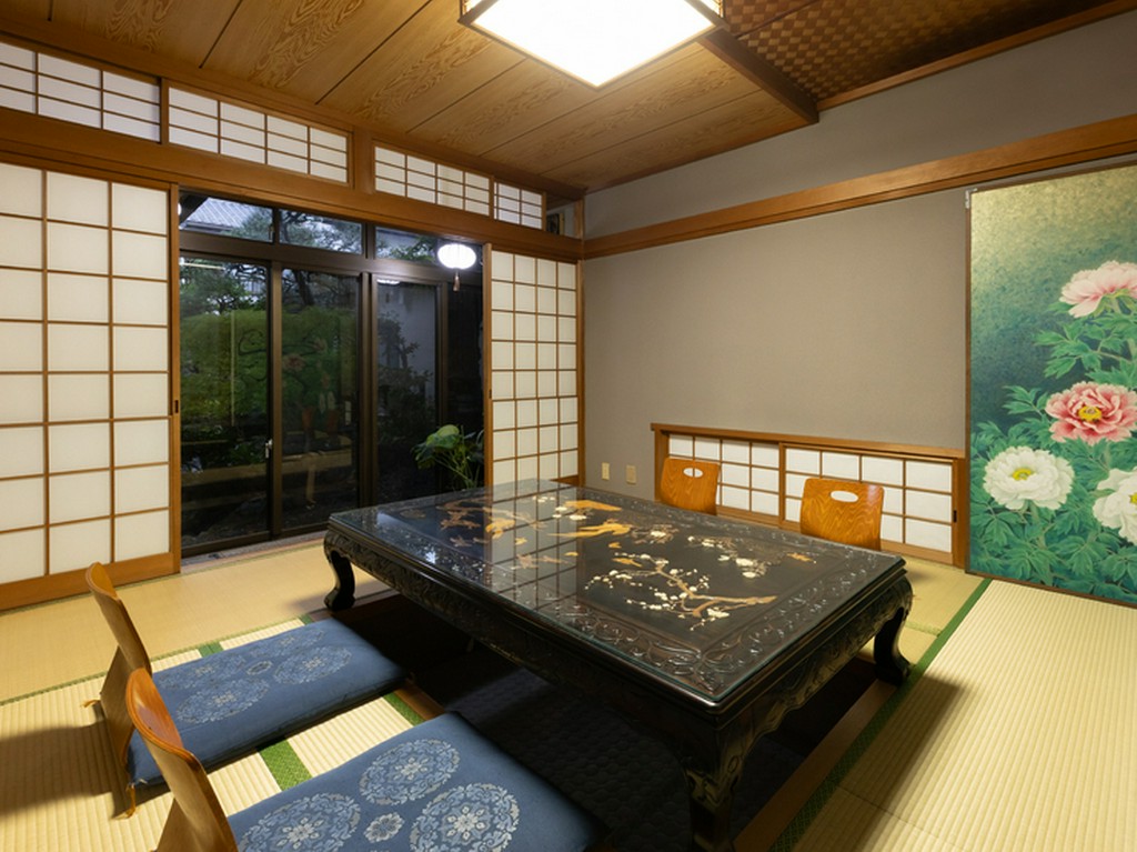 気品漂う部屋の中で、季節をうつしとる会席料理に舌鼓を打つ