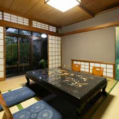 気品漂う部屋の中で、季節をうつしとる会席料理に舌鼓を打つ