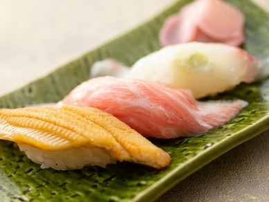 気品漂う部屋の中で、季節をうつしとる会席料理に舌鼓を打つ