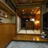 先代が集めた器は、料理に合わせながら選びます。館内には先代の趣味が嵩じて蒐集した、京都を中心とした画壇の大家の絵画や屏風が飾られ、訪れる人たちの目を楽しませています。