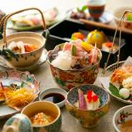 季節に合わせた新鮮な食材を使ったコースを、ご予算に応じて各種ご用意。他では味わえない旬のお料理を是非福助で楽しみませんか。料理に合わせながら選ぶ器も、会話のあてにどうぞ。
