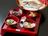 鯛の姿焼きをお付けした華やかなお祝い膳をご用意いたします。お詣りの後、ご家族でお祝いのお食事をお楽しみください。
歯固めの石も添えさせていただいております。
※レストラン席ご利用時は4,400円/配達4,320円
