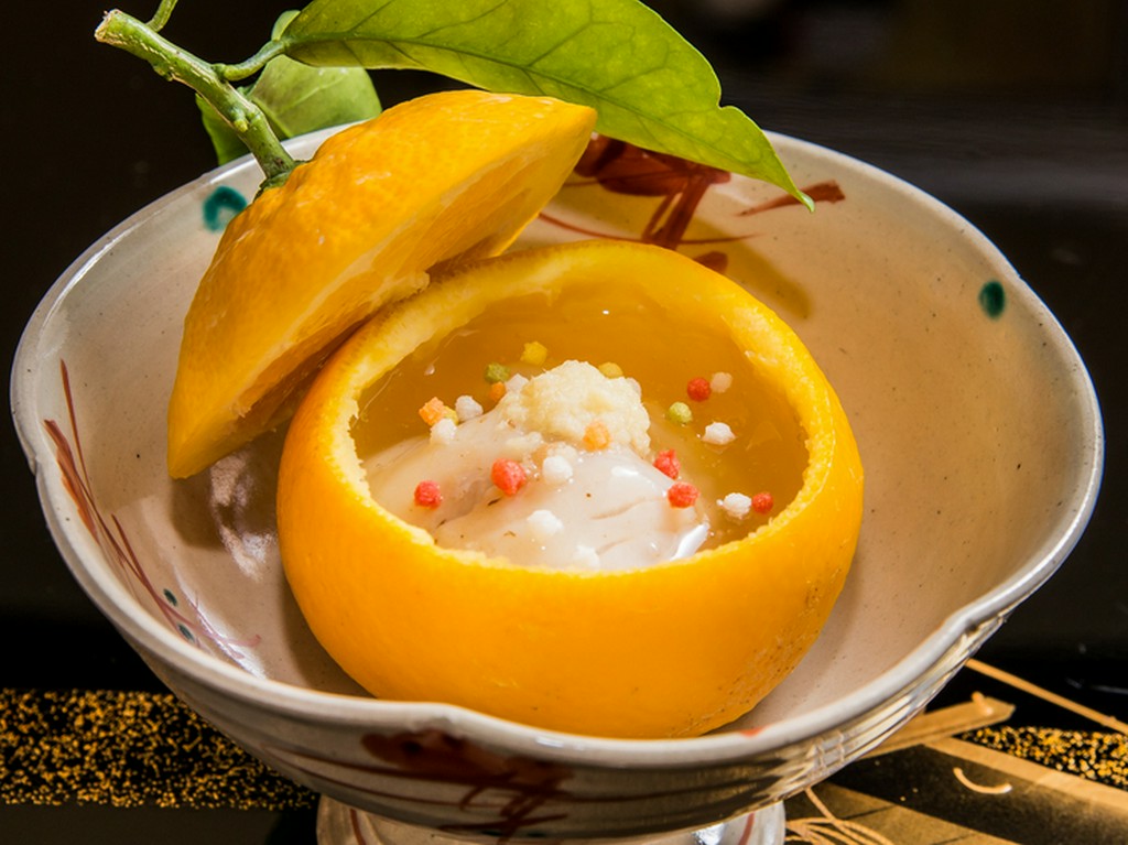 【季節を写し取った和食の逸品】例えば春の名物は三宝柑を器に見立てた『蒸し物』