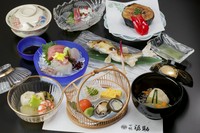 おひとり様　奉仕料別　消費税込
会席　白川　8,800円（10品）
　　　鴨川　11,000円（10品）

