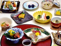 ◇会席 白川 10,120円
◇会席 鴨川 12,650円
◇会席 北山 8,855円
※税・個室奉仕料込
