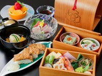 上品な杉の二段重ねのお弁当に、新鮮な活魚と和の素材を散りばめた京料理を、気軽に楽しんでいただけるお昼の御膳。四季折々の逸品を少しずつ、豊富な種類でお召し上がりいただけます。
※税・個室奉仕料込