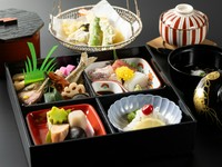 旬をふんだんに取り入れ、料理人の技が光る旬の味覚を味わえる「幕の内会席」です。■台盛
■お刺身
■天婦羅
■酢の物
■炊合せ
■茶碗蒸し
■御飯
■お吸い物
※税・個室奉仕料込