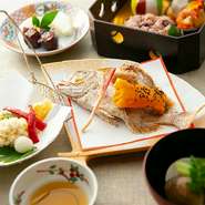 ■縁高（お赤飯・小鉢・炊合せ）
■はまぐりのお吸い物
■天ぷら盛合せ
■祝小鯛
■水物
※お食い初めのお子様用に 「お喰い初め膳」もご用意いたします。
※個室奉仕料別（個室利用時は5,060円）
