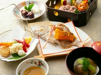 ■縁高（お赤飯・小鉢・炊合せ）
■はまぐりのお吸い物
■天ぷら盛合せ
■祝小鯛
■水物
※お食い初めのお子様用に 「お喰い初め膳」もご用意いたします。
※レストラン席ご利用時は4,400円となります