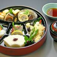 季節の味覚を盛り込んだ、下鴨福助ならではのお弁当です。ご予約の際はお電話でお問い合わせください。
※お座敷（個室）ではご利用いただけません。
※仕出し 3,240円