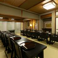 旬を盛り込んだ品々を、その日のおまかせでご提供いたします。
※季節・仕入れにより内容は変更する場合がございます。※税込・個室奉仕料別