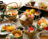 美しい日本の四季を写し取った贅沢なお料理を、どうぞ心ゆくまでお楽しみください。