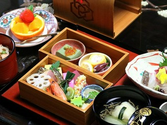 上品な杉の二段重ねのお弁当に、活魚など旬素材を散りばめた京料理を気軽に楽しんでいただけるお昼の御膳。