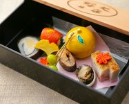 京料理に新鮮な活魚と旬の食材を贅沢に使った、見目麗しいお料理の数々でおもてなし。