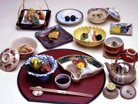 季節の移ろいを感じられる会席料理。旬の食材をふんだんに用いて、見た目にも美しいお料理の数々をご提供。