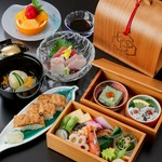 ご結納・お顔合わせ・還暦祝い・入学祝い・卒業祝いなど、お目出度い日に。旬が彩る会席料理でおもてなし。