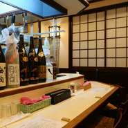カウンターを主体とした店内、カウンター越しの店主とのやり取りもまたお楽しみのひとつです。ふらりとお1人さまで、会話目当てに訪れるのもおすすめです。