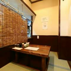 カウンター席奥はくつろぎの小上がり