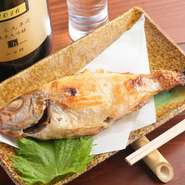 水揚げされたときの鮮度を保ったのどぐろを贅沢に焼きでいただけます。しっかりと主張のある脂の旨みが堪らない逸品です。