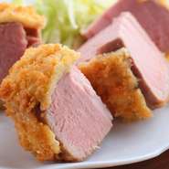 低温調理によりじっくり火を通した食べごたえ満点のとんかつ。4センチと分厚いながらもその仕上がりには脱帽です。
