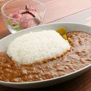 平日限定のランチメニュー。国産牛の牛筋をじっくり煮込んだコク深いカレー。なくなり次第終了となりますのでご了承ください。