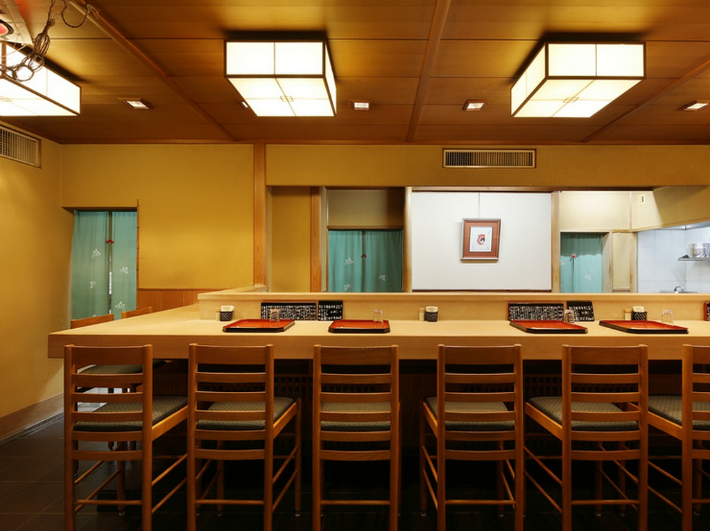 祗園の静かな路地にある町家割烹で、季節の味覚にゆったり憩える