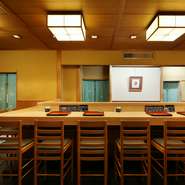 店主との会話も楽しめるカウンター席は、大人のデートやご夫妻での利用にぴったり。地元の方に加え、京都旅行中のゲストも多数。単品料理のご注文で、お二人で分け合っていろいろ味わうスタイルも大歓迎です。