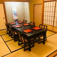 お座敷個室2部屋（2～6名様）、半テーブル席個室1部屋（2～4名様）をご用意。座敷は間仕切りの調整で最大15名様までが一堂に会せます。ご会食・接待・記念日や祝い事のお集りなどに、ぜひご活用ください。