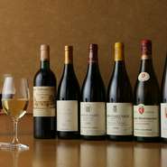 店主の姉がソムリエであることから、料理とワインのマリアージュも思いのまま。ブルゴーニュを中心とするフランス産がとくに充実し、記念日にあけたいシャンパーニュも取り揃え。グラスワインも楽しめます。