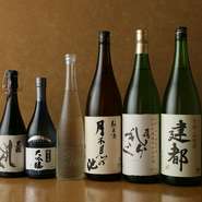 四季折々の食材と料理に、きれいに寄り添う日本酒を厳選。『建都』をはじめとする京都の地酒と、山形『惣邑』・新潟『月不見の池』・滋賀『喜楽長』など酒処の名酒が揃います。季節の限定酒もお楽しみ。
