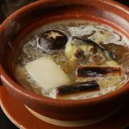 【いがらし】の長年の名物料理の一つ。きれいな水で育つ、コクと旨みに優れる長崎・島原産のすっぽんを厳選し、滋味深い鍋に仕上げています。

※季節に応じて料理内容が異なります。