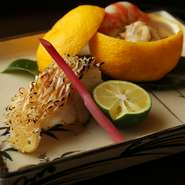 京会席コースの『焼き物』は、季節に応じて、ぐじ（甘鯛）の揚げ焼き、雲子の柚子釜などが登場。彩り・香り・食感・味わいともに絶品です。