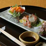 旬の天然魚介のおいしさを、繊細な包丁技でいっそう際立たせています。京会席コースの一品となるほか、単品でのご注文もOK。その日の鮮魚5～7種の品書きがあり、そこから好きなものを選べます。
