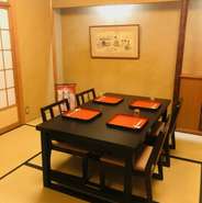 お座敷個室2部屋（2～6名様）、半テーブル席個室1部屋（2～4名様）をご用意。座敷は間仕切りの調整で最大15名様までが一堂に会せます。お座敷席にて新たにテーブルを設置しました。