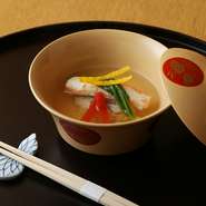 ほのぼのとおいしい一番出汁に癒される一品。利尻昆布・血合抜き鰹節・自家の井戸水を用いるので、京都の柔らかな水が生む優しい出汁を堪能できます。旬の魚介、春先の朝採り筍など、各季節の具材も味わい豊か。