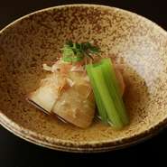 伝統の京野菜を用いた皿も多彩。時季に応じて、聖護院かぶら・賀茂なす・万願寺唐辛子など、京都ならではの味覚が登場します。春先は塚原産の朝採り筍を使った料理も多く、香り・甘み・柔らかさとも格別です。