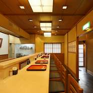 カウンター席では、お客様との会話から、好みの食材などを伺って、ご要望に沿った料理を提供。品書きにない料理も、その日の食材に応じて柔軟にご対応いたします。食材・料理とも、どうぞお気軽にご相談ください。