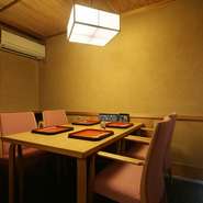 1979年創業の京会席の店。旬食材で織りなす『おまかせ京会席』は、食通の方をもてなす接待にも好評をいただいています。座敷・テーブル席の個室が3室あり、落ち着いた空間も魅力。海外の方の接待にも、ぜひ。