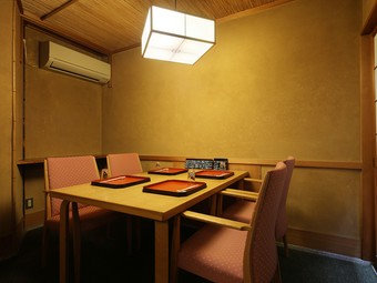 祗園の隠れ家的な割烹で、大切な人をもてなす京会席の宴を