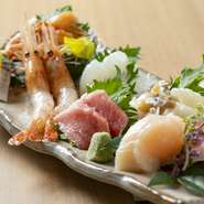 青森県産の新鮮な魚を使ったお刺身。その時期に一番美味しく食べられるものを使用しているので、内容はシーズンによって変化します。