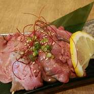 プリッとした歯応え、ジューシーで肉の旨みが豊かな「宮崎地鶏」。素材そのものの味わいを楽しむ『鶏モモのたたき』などで使用しています。
