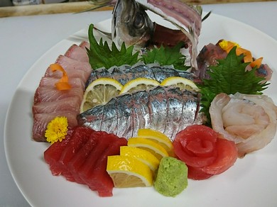 日々厳選している日本各地の旬魚を堪能『お造り盛り合わせ（写真は一例です）』