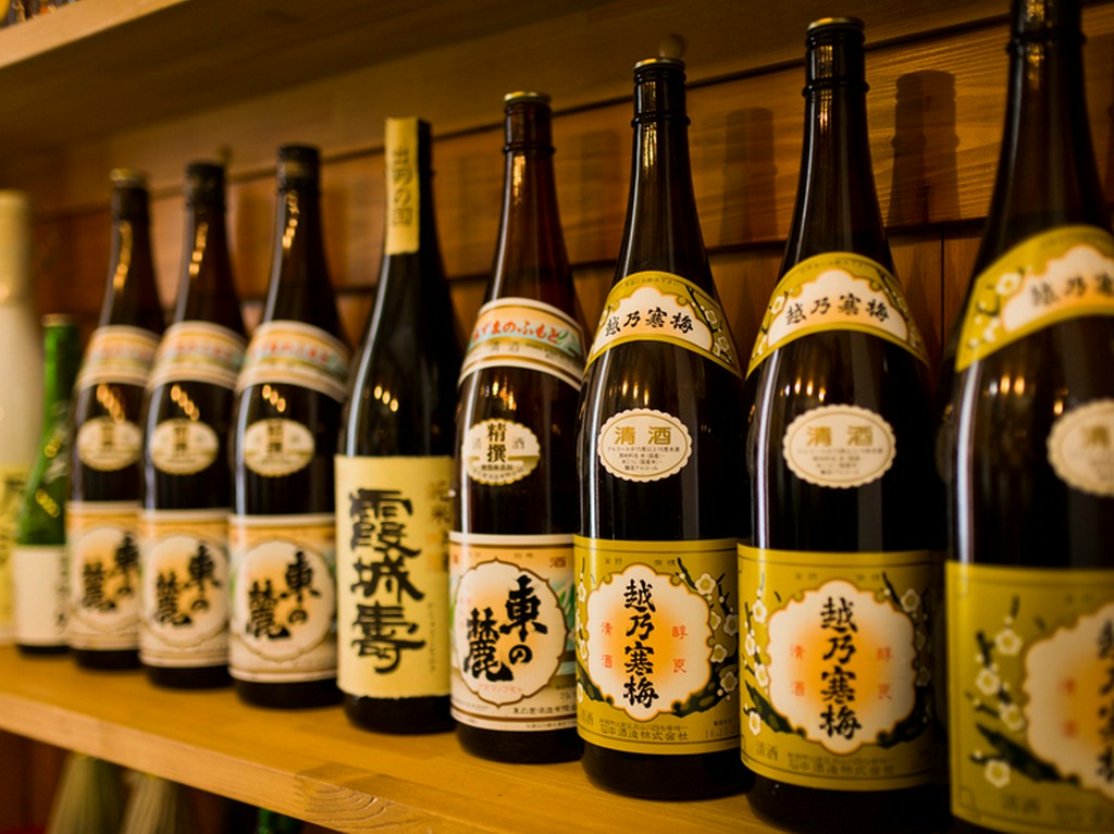 整然と並び、料理の味を引き立てる日本酒のボトル