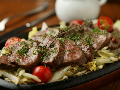 レアの焼き具合に醤油ベースのソースがマッチ『雪室熟成ハラミステーキ（200g）』