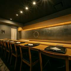 ゆったりとしたカウンター席は、二人の特等席に