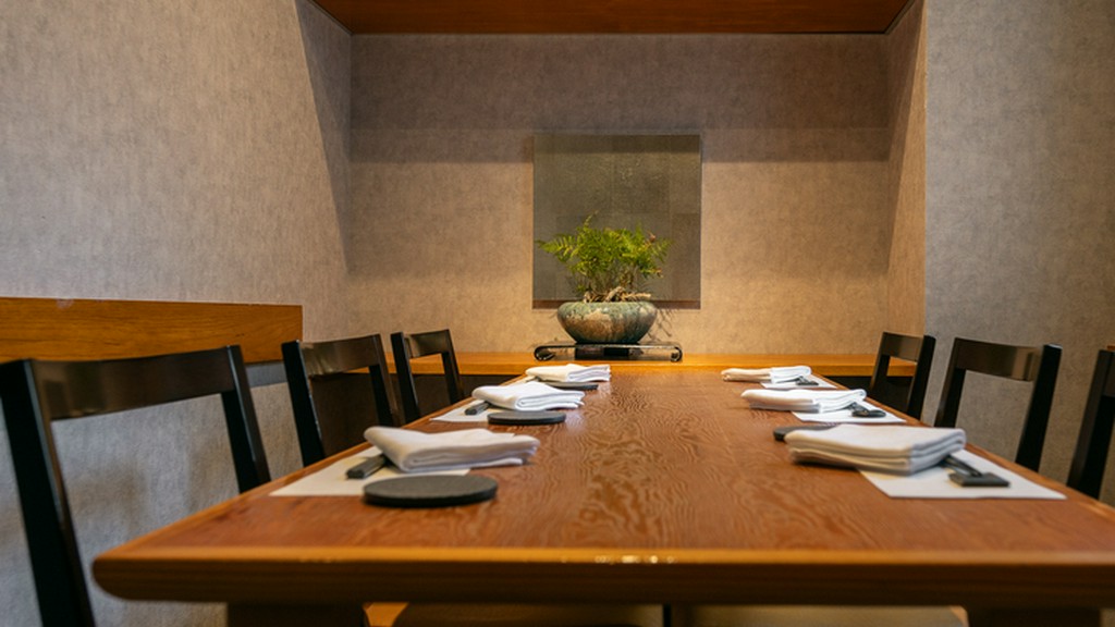 寛げる個室や、白木の美しいカウンター席で“おもてなし”
