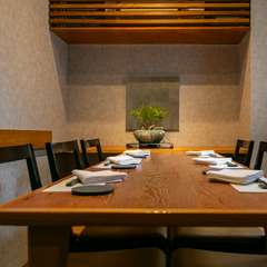 寛げる個室や、白木の美しいカウンター席で“おもてなし”