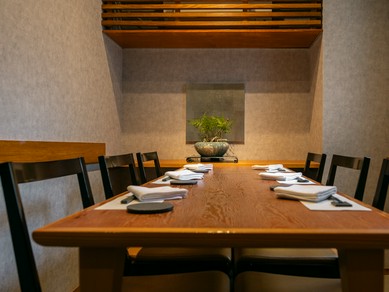 寛げる個室や、白木の美しいカウンター席で“おもてなし”