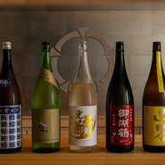 純米酒や純米吟醸酒を中心に、定番のものから季節限定のものまで、おいしい日本酒と出合えます。常時20種類程が用意され、料理に合わせたペアリングセットもあるので、お任せしてみるのも楽しみ方の一つ。